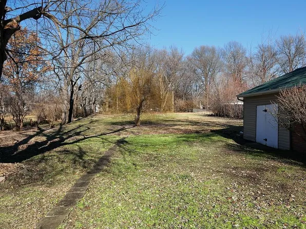 1037 Prigge Rd, Saint Louis, MO 63138