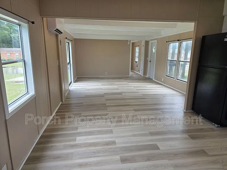 1207 Mills Ave — Photo 4