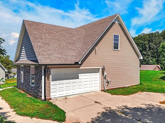 3rd image of 860 Hemlock Cir