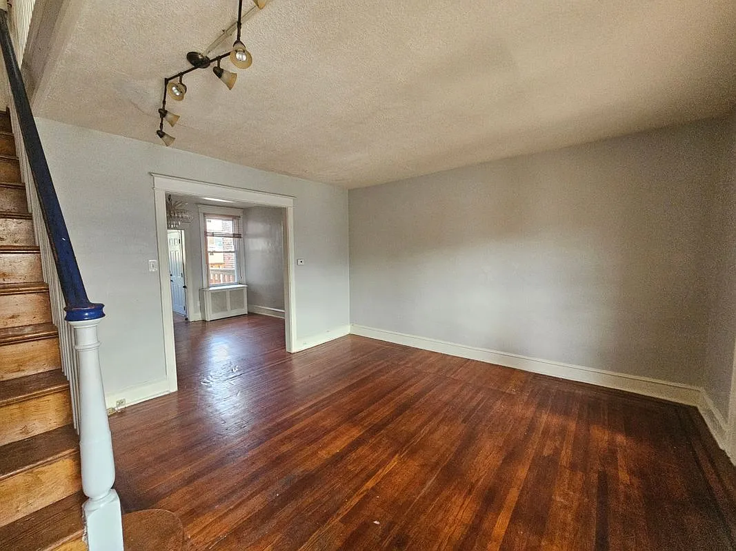 3 bed, 2.0 bath, 1290 sqft, $1,900 — Photo 2