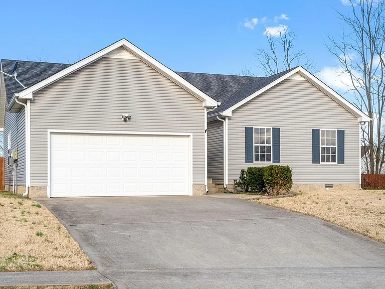 1390 Whitt Ln — Photo 2