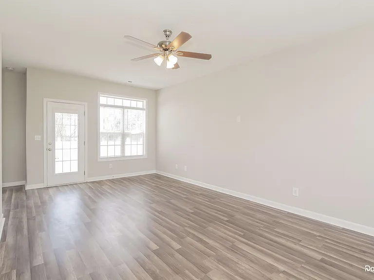 104 Lenox Ln — Photo 6