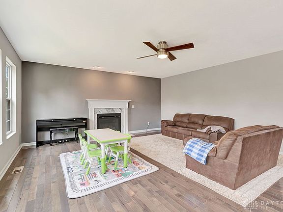 3rd image of 825 Dufour Ln
