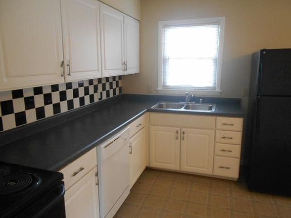 Large updated eat-in-kitchen