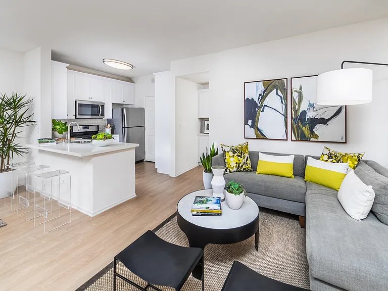 Las Flores Apartment Homes — Photo 31