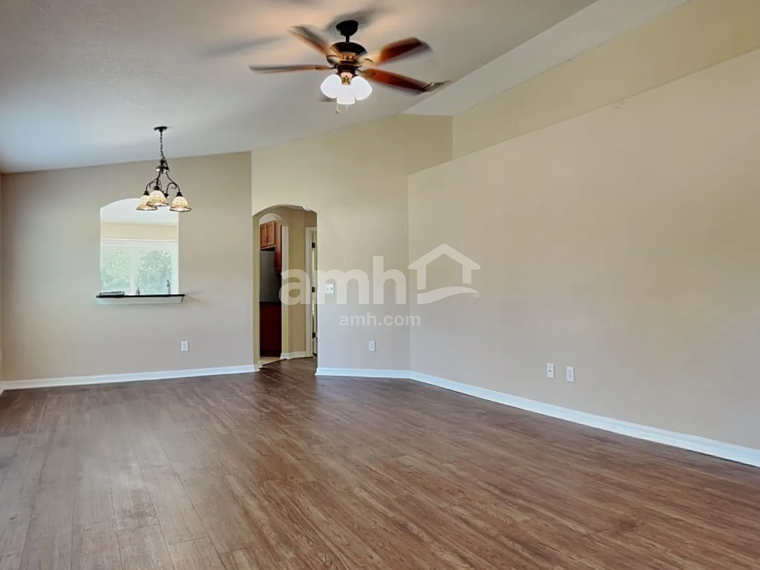 3 bed, 2.0 bath, 1484 sqft, $2,070 — Photo 4