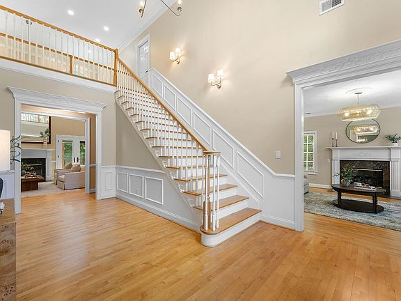 4th image of 10 Oldenberg Ct