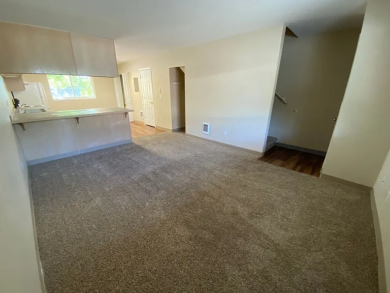 Hummingbird Court — Photo 15