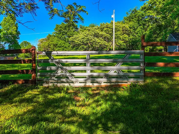 2706 Oakland Gravel Rd, Columbia, MO 65202