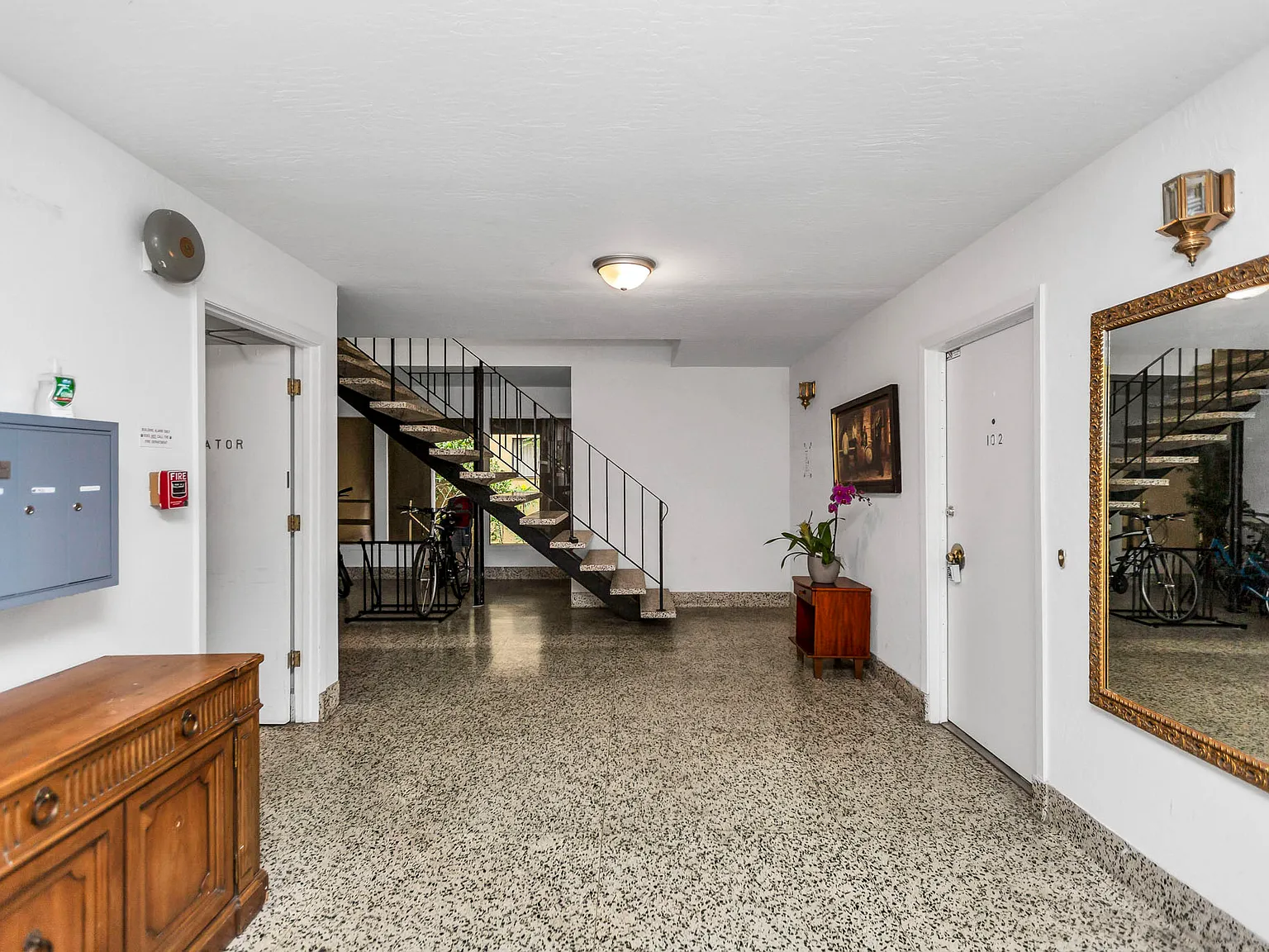 10 Glendale — Photo 4