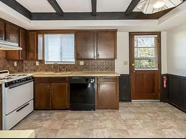 N 89th Ct — Photo 1