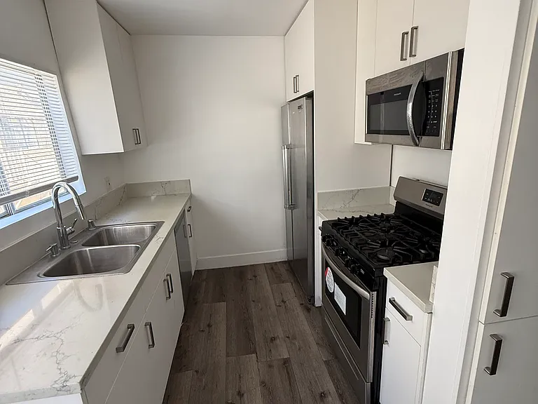 6922 Hazeltine Ave #4 — Photo 3