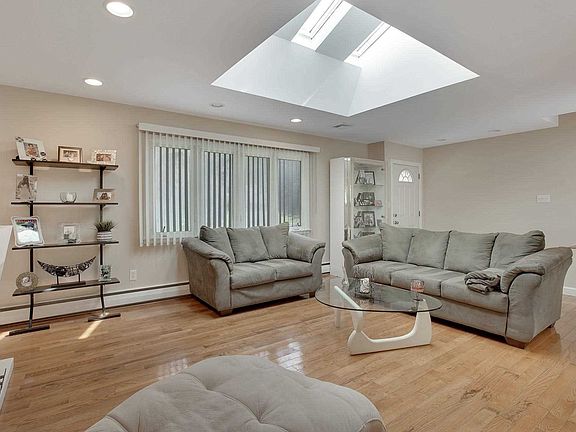 5th image of 2423 Pine Grove Ct