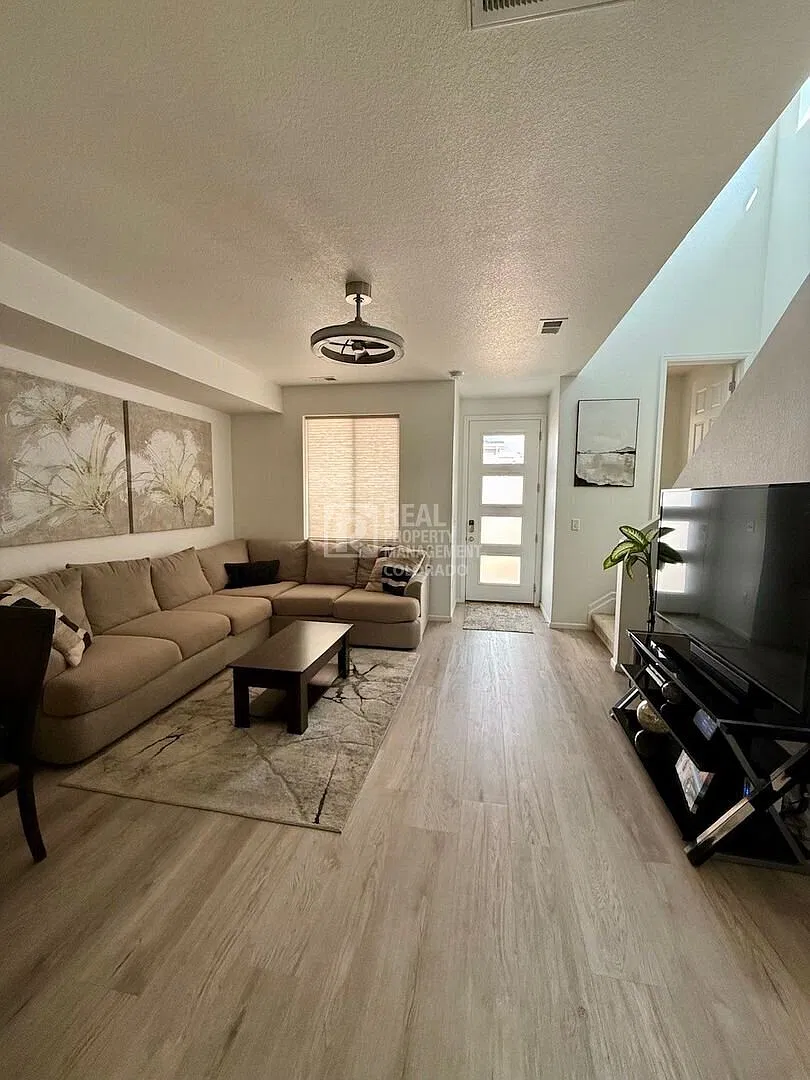 Modern 3-Bedroom Home with Community Pool in The Aurora Highla — Photo 2
