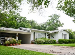 906 Dove Ave, Devine, TX 78016