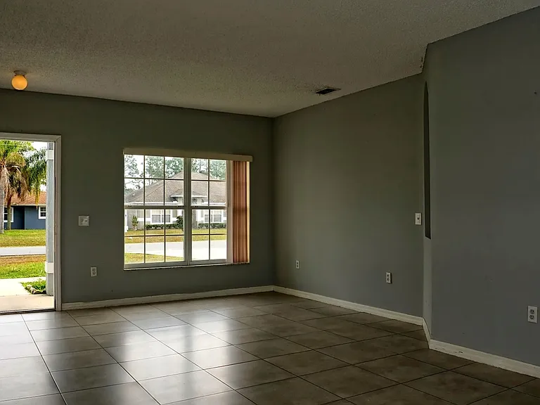752 Paris Dr — Photo 2