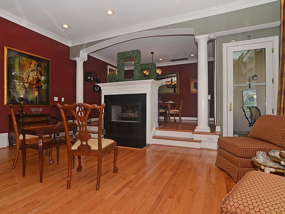 Access to terrace from dining area!