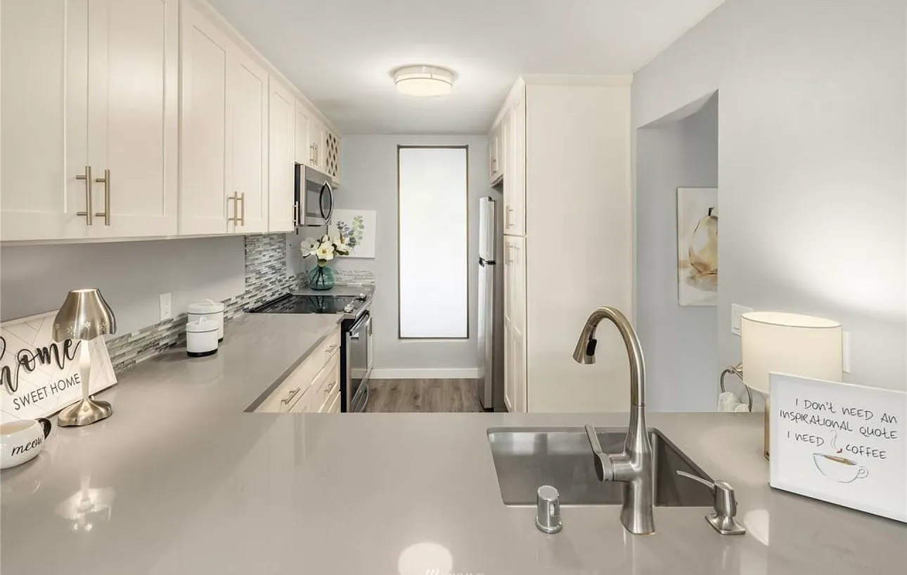 2 bed, 1.5 bath, 1048 sqft, $3,175 — Photo 3