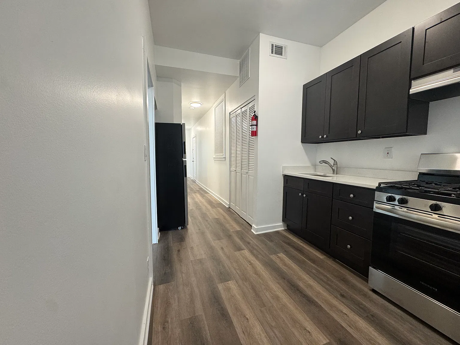 3 bed, 950 sqft, $1,700 — Photo 3