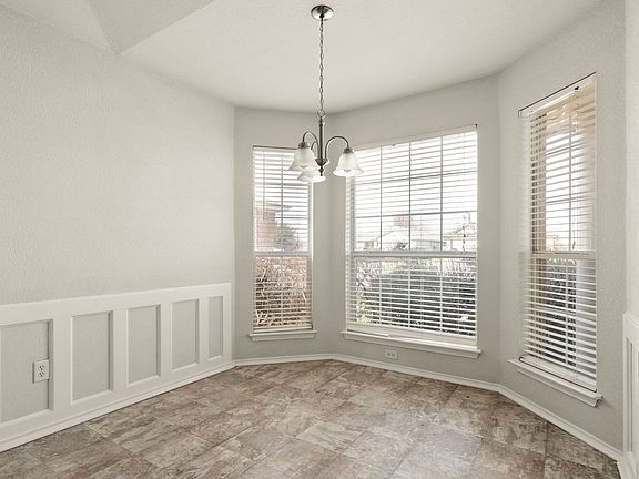 3rd image of 1208 Saddle Dr