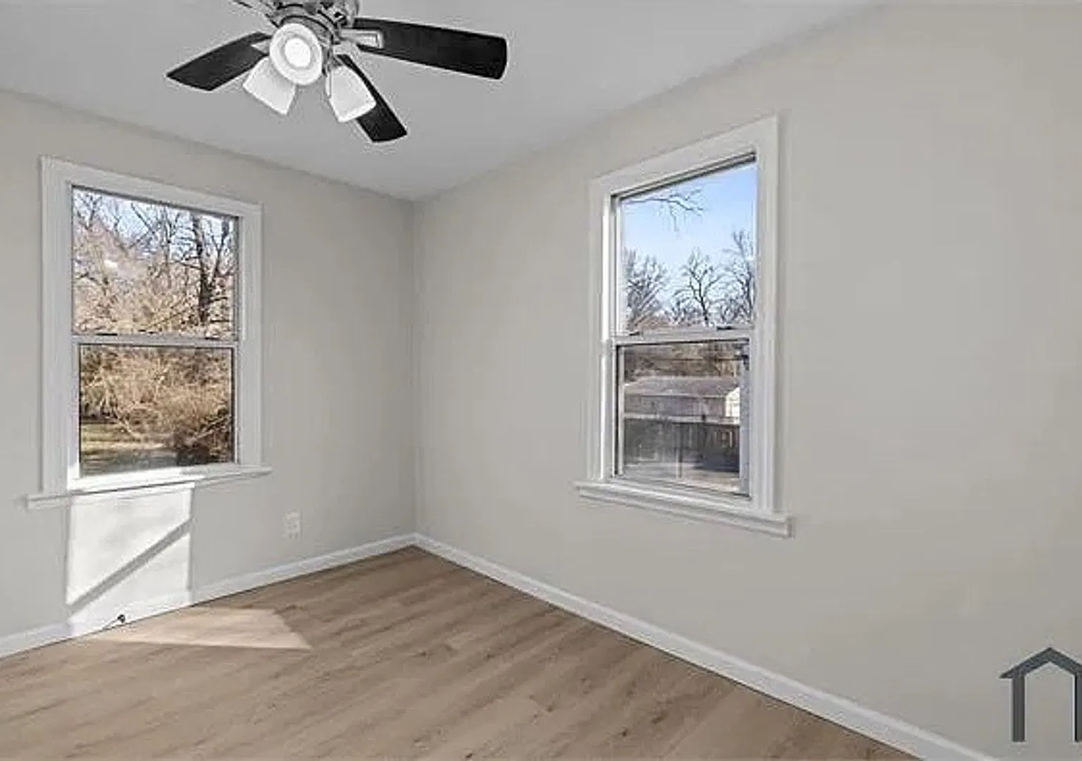 Charming 3 Bed, 1 Bath Home for Rent — Photo 3