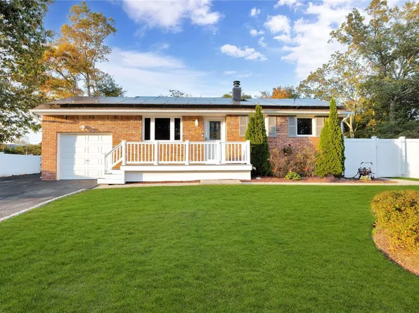 215 Stuyvesant Drive, Selden, NY 11784