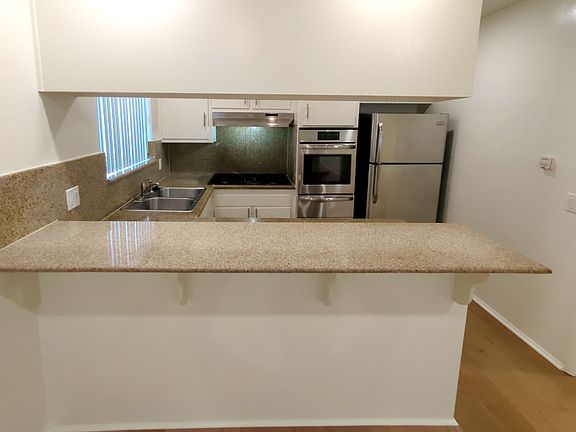 3rd image of 13807 Oxnard St APT 12