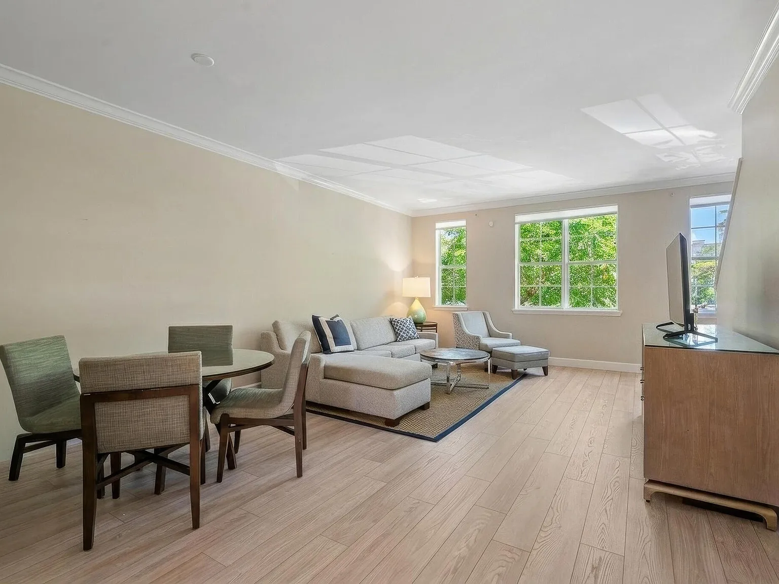 3 bed, 3.0 bath, 1890 sqft, $6,495 — Photo 2