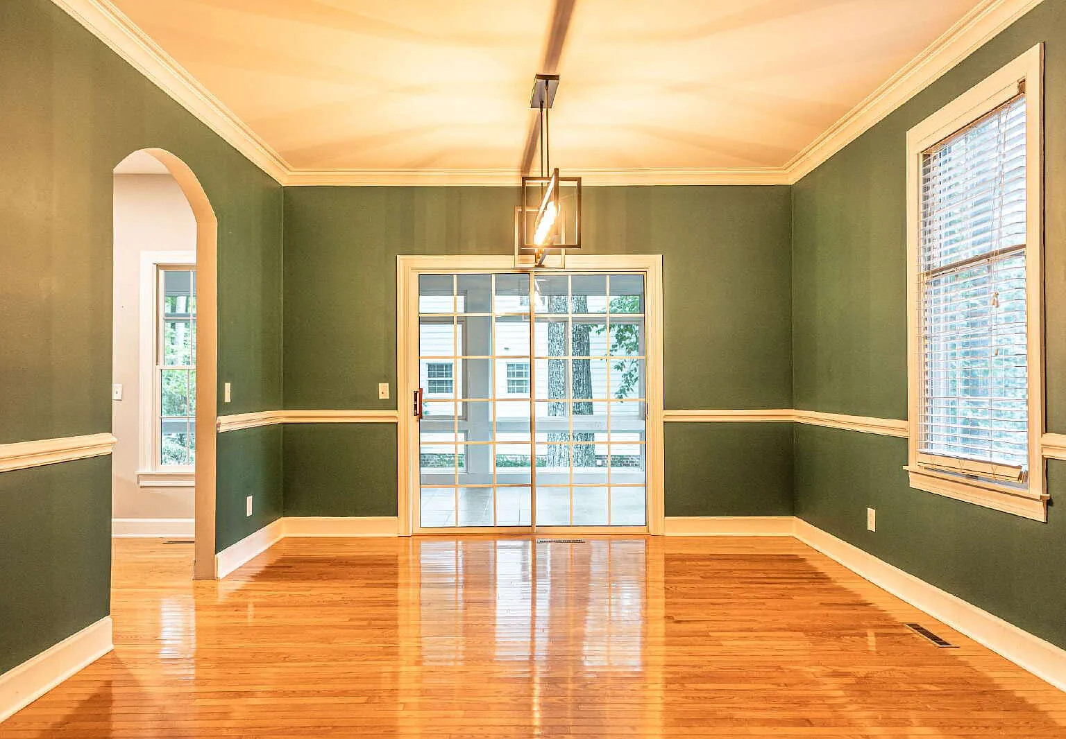 3 bed, 3.0 bath, 2120 sqft, $2,200 — Photo 4