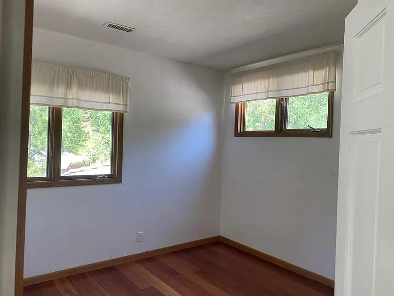2nd bedroom with plent of light.