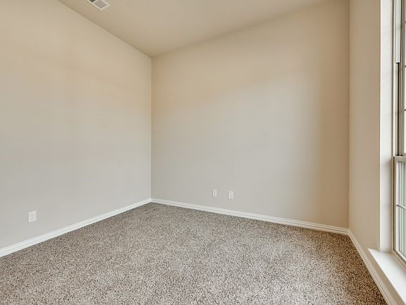 4th image of 1018 Montrose Ave