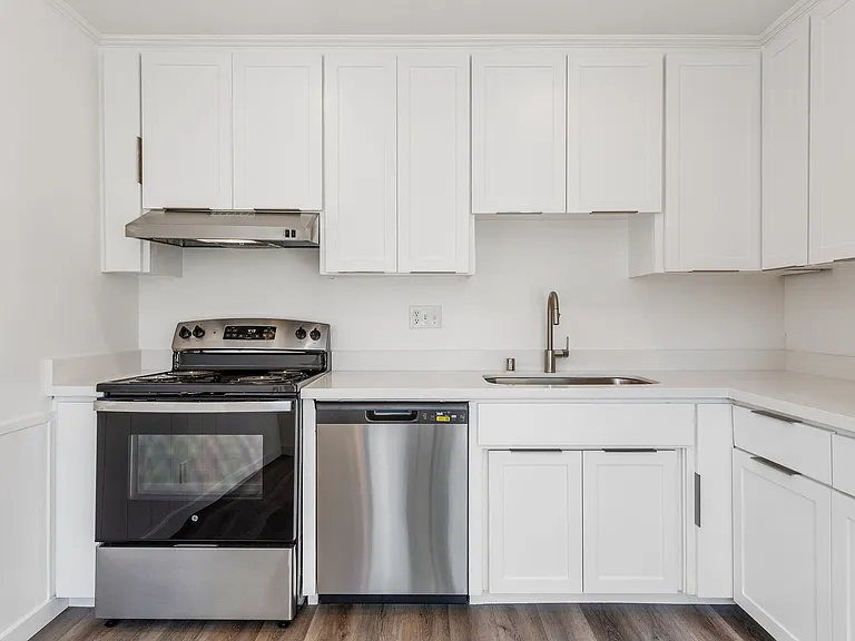 200 Hollis Ave — Photo 7
