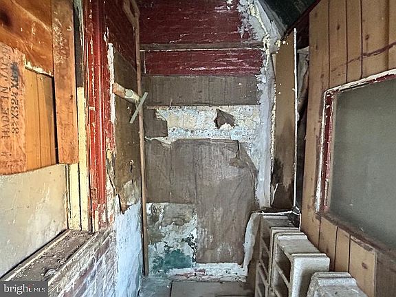 4th image of 2336 N Beechwood St
