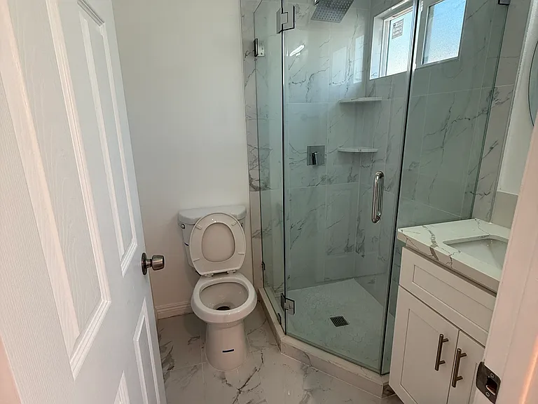 562 E Myrtle Ave — Photo 2