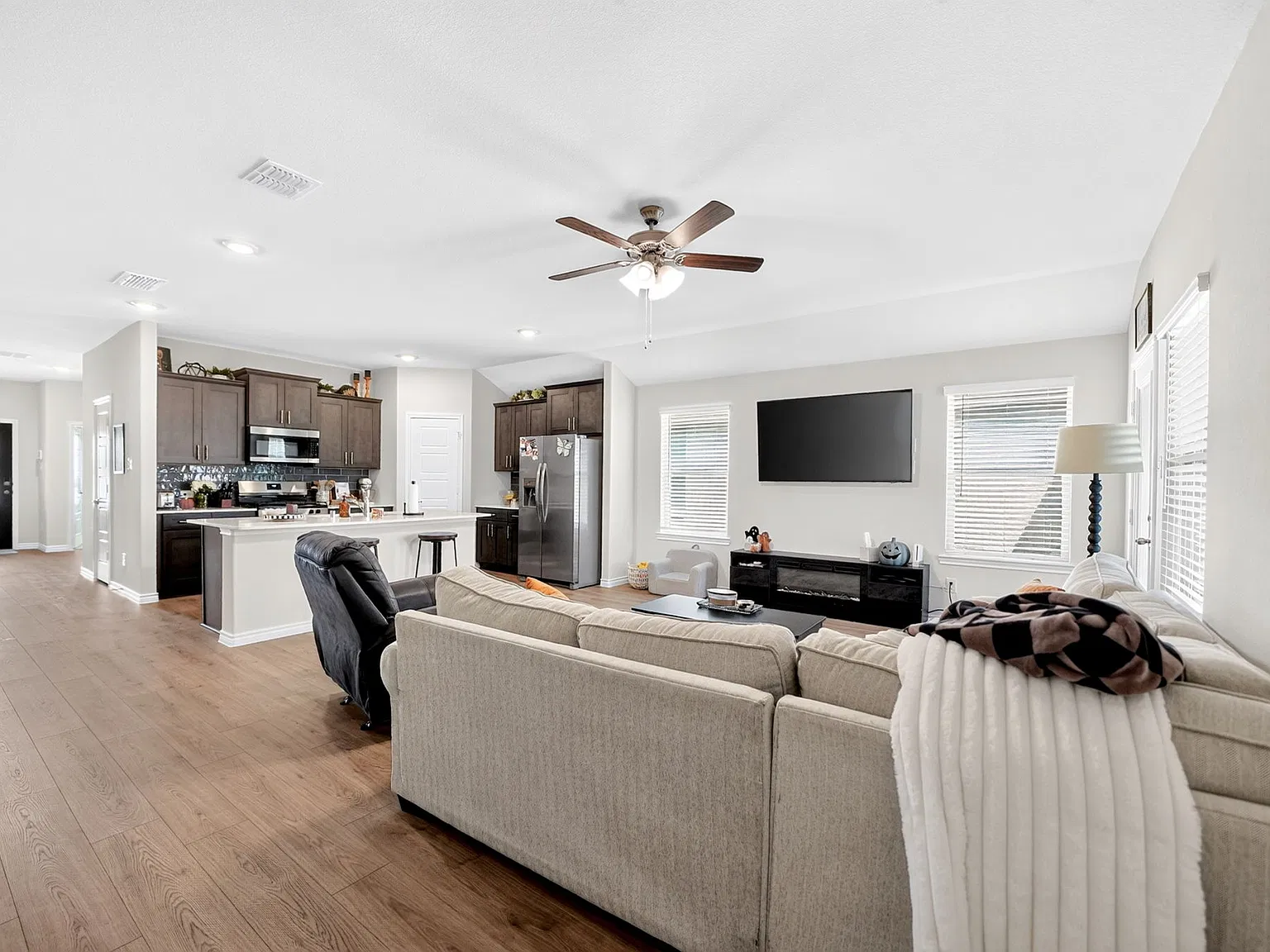 4 bed, 2060 sqft, $2,650 — Photo 3