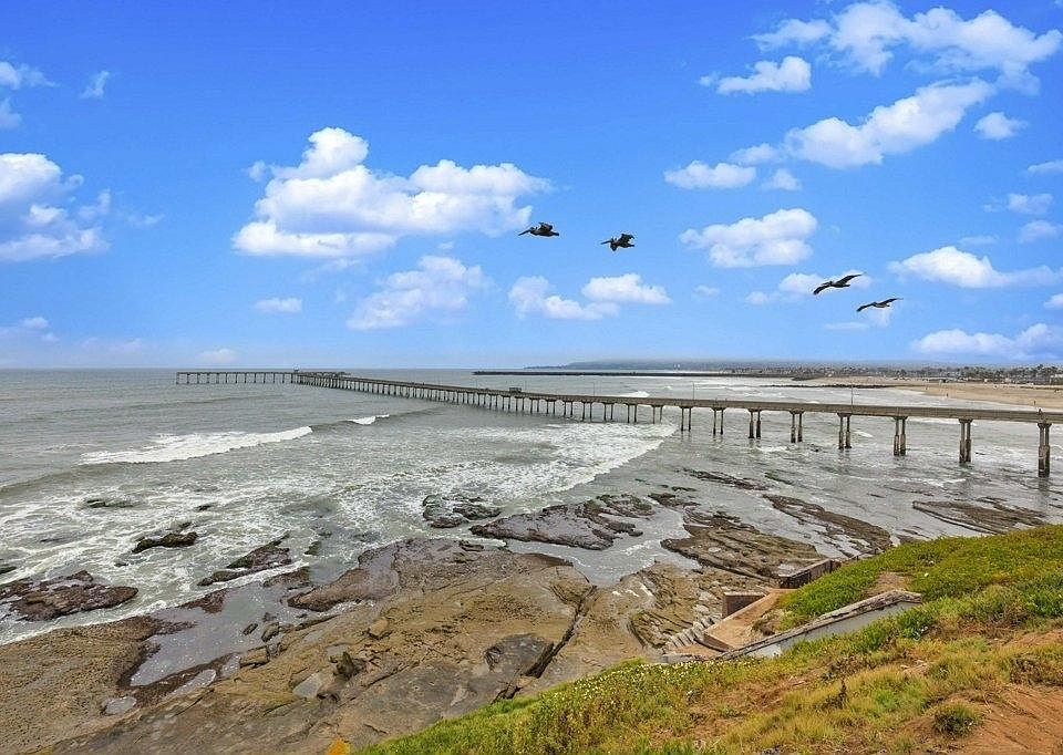 Ocean Beach Pier is only 1.5 blocks away.