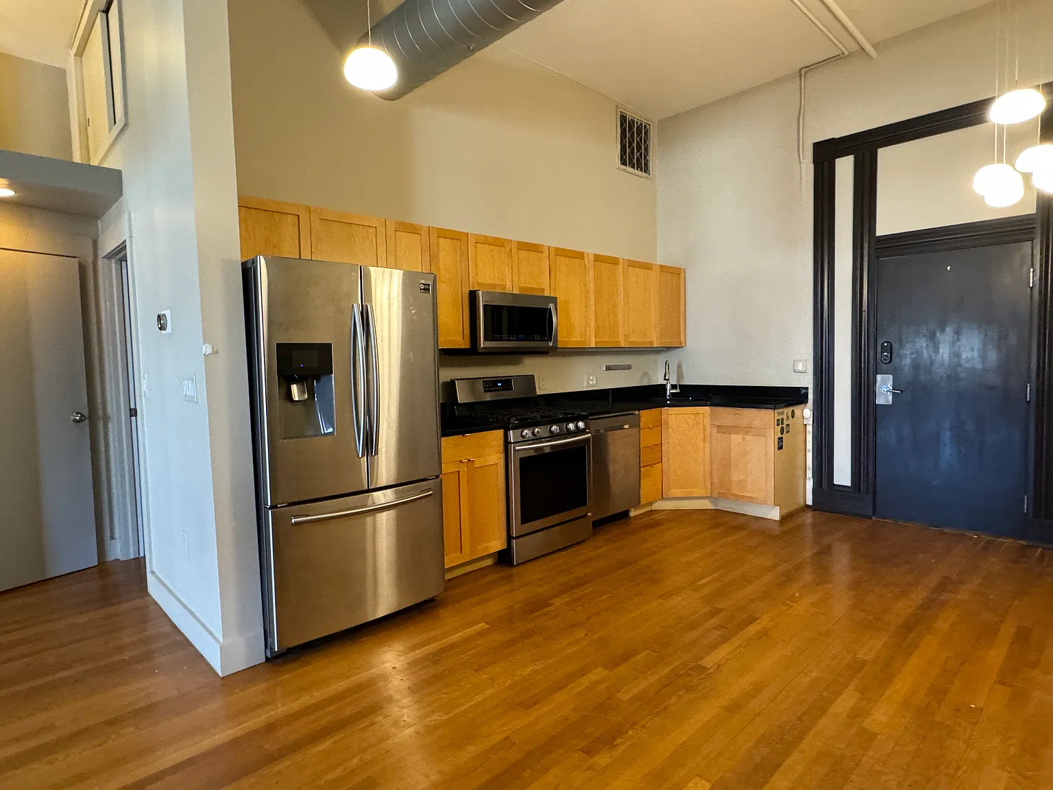 1 bed, 960 sqft, $2,400 — Photo 3