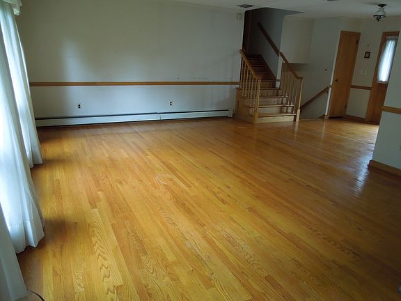 3rd image of 24 Cromwell Cir