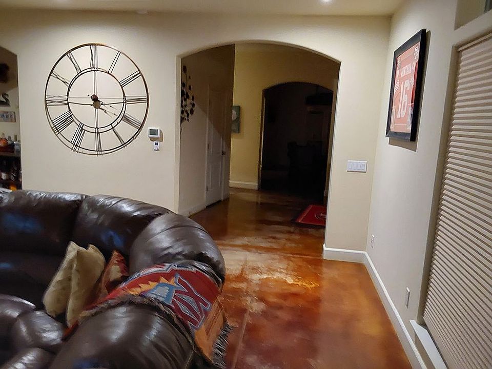 Hallway to bedrooms 