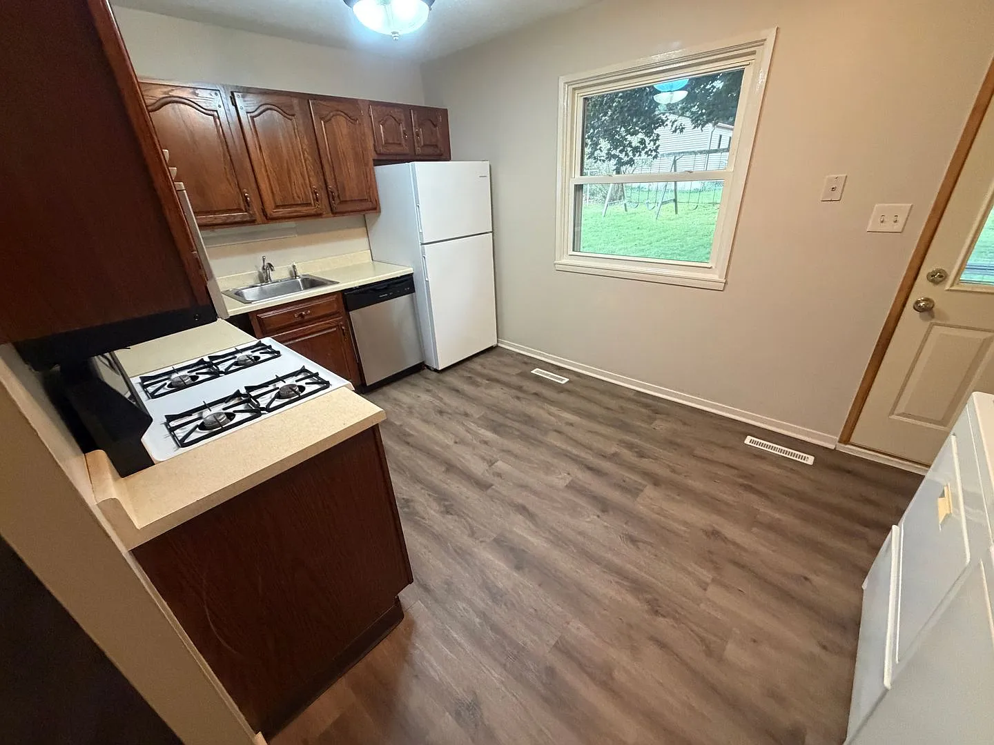 Clean and fresh 3 bedroom on quiet street — Photo 4