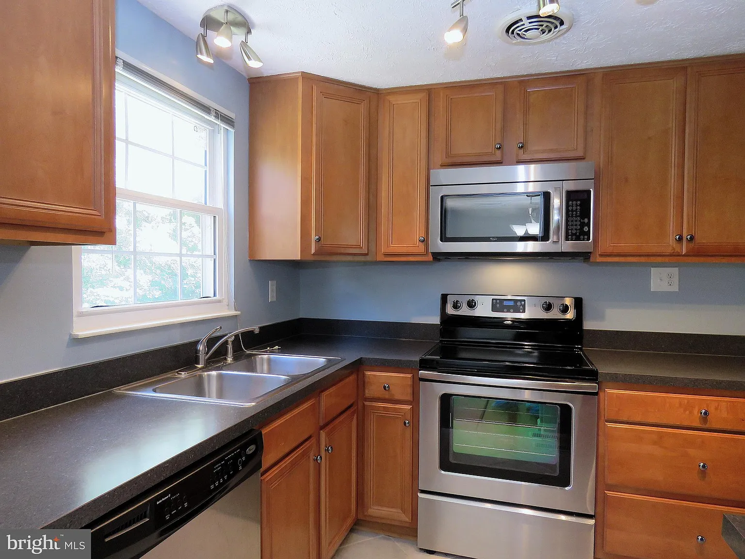 3 bed, 2.0 bath, 1040 sqft, $3,100 — Photo 2