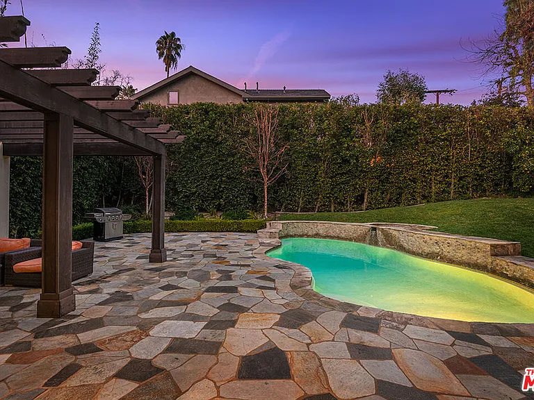 10161 Valley Spring Ln — Photo 20