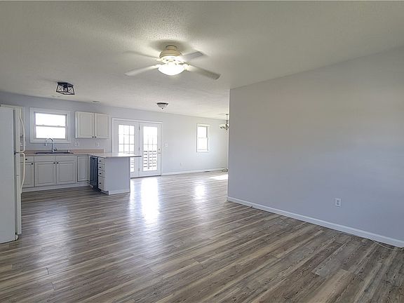 3rd image of 105 Woodcrest Ln