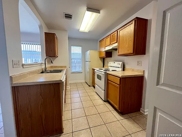 3 bed, 2.0 bath, 1099 sqft, $1,550 — Photo 4