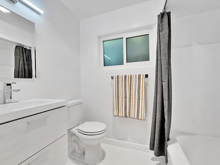 Studio-Bathroom