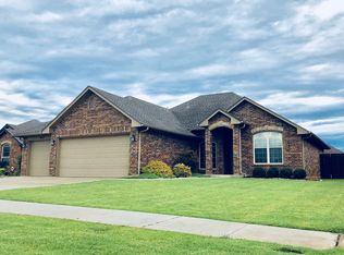 1813 NE 31st St, Moore, OK 73160