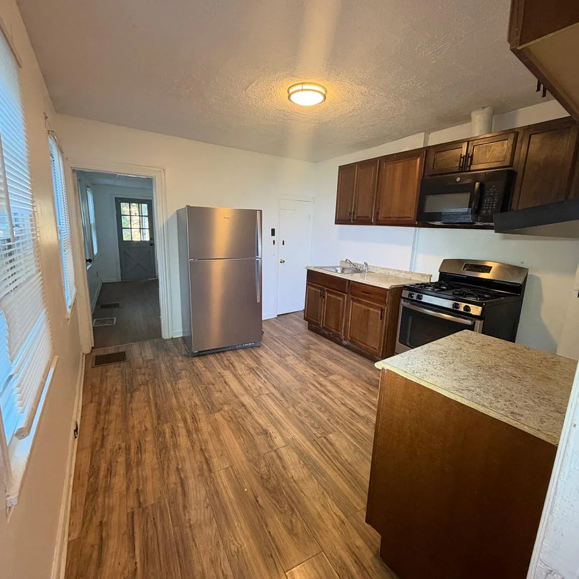4 bed, 1.5 bath, 1917 sqft, $2,200 — Photo 4