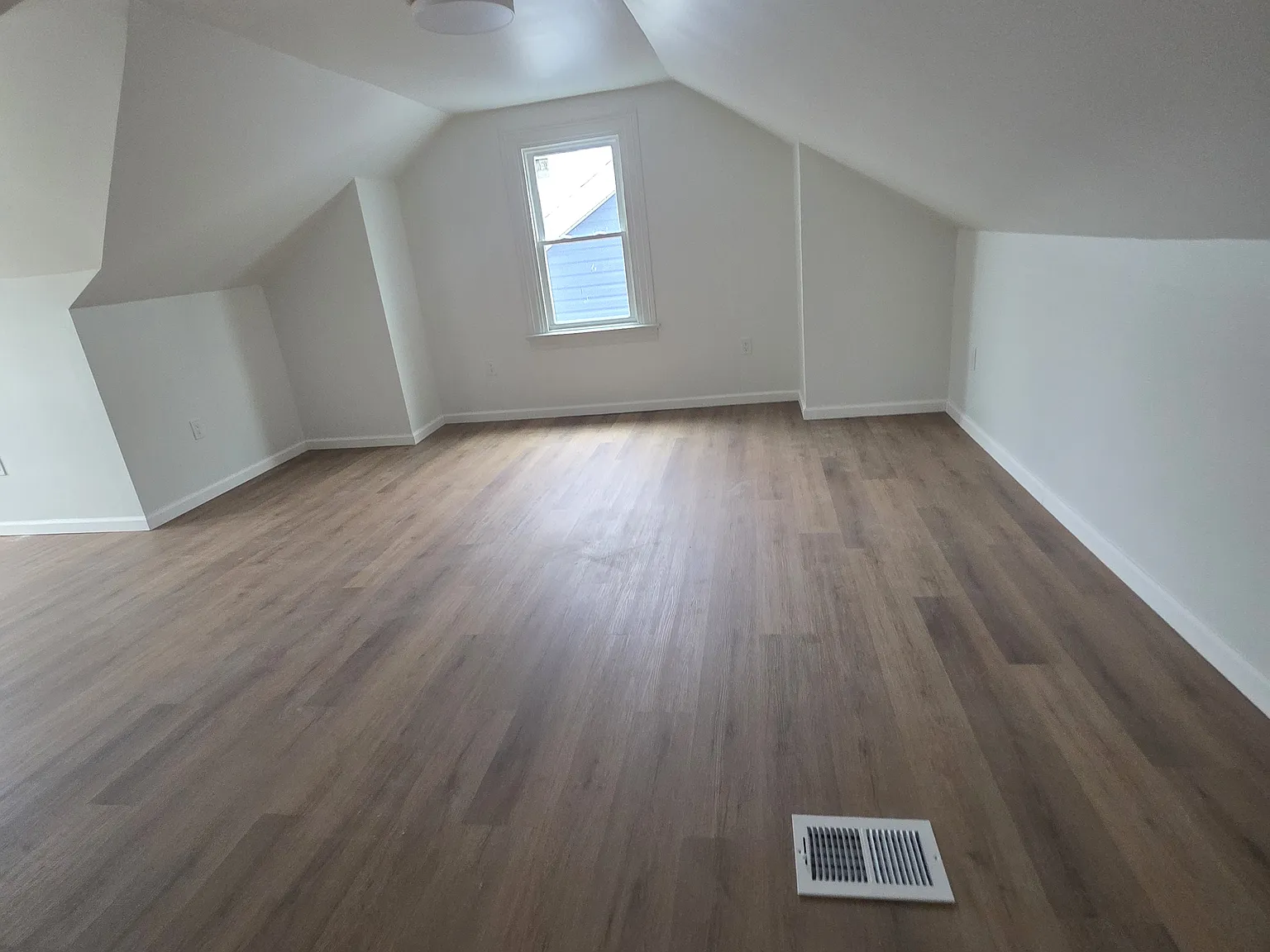 4 bed, 2000 sqft, $2,200 — Photo 2