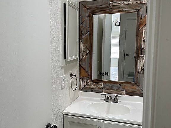4th image of 667 White Cliffs Dr APT B