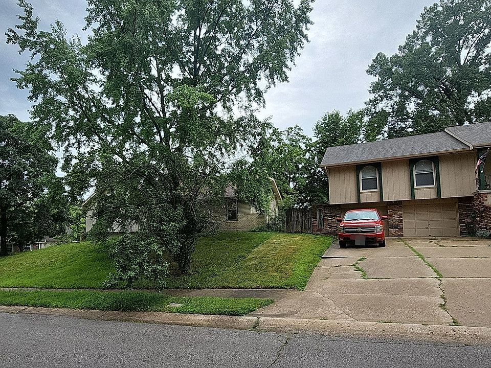 2nd image of 7600 N Olive St